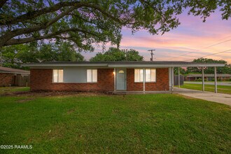 100 Maple Dr in Lafayette, LA - Building Photo - Building Photo