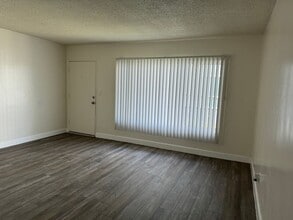13637 Cordary Ave in Hawthorne, CA - Building Photo - Interior Photo