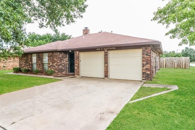 100 N Eastgate Dr in Yukon, OK - Building Photo - Building Photo