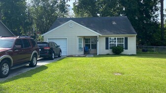 236 Osprey Dr in Richmond Hill, GA - Building Photo