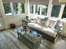 47 Treasure Rd in Narragansett, RI - Building Photo