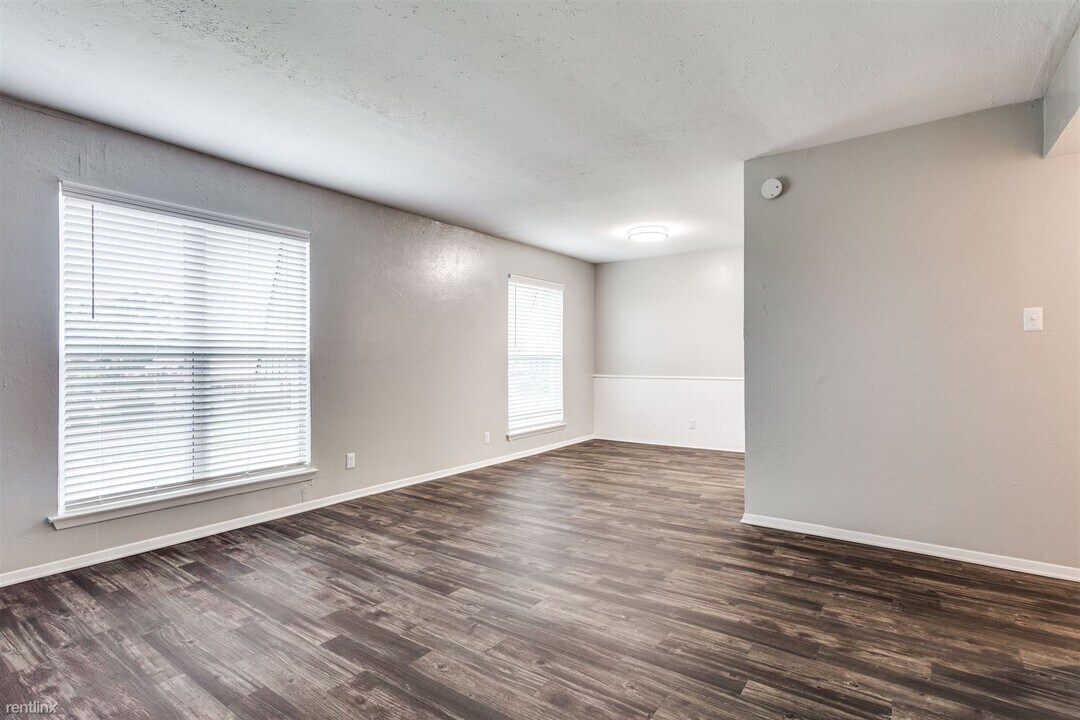 7913 N Harwood Rd in North Richland Hills, TX - Building Photo