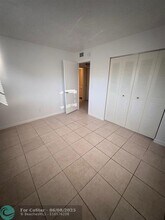 5875 SW 41st St in Davie, FL - Foto de edificio - Building Photo