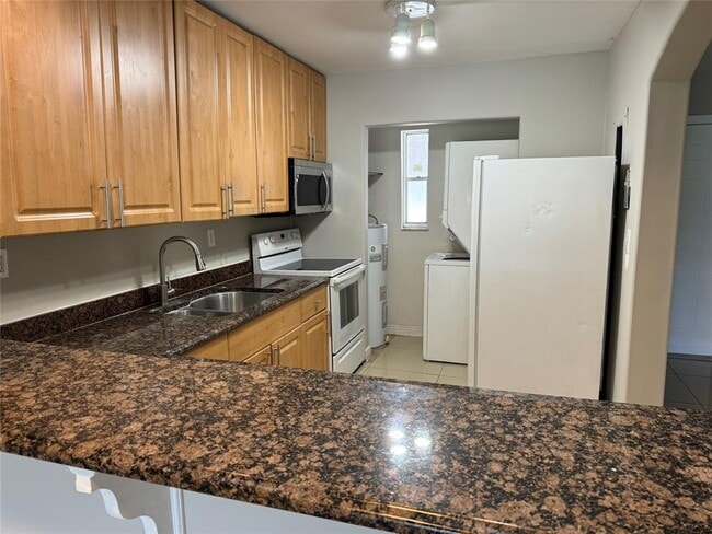 8060 Fairview Dr, Unit 201 in Tamarac, FL - Foto de edificio - Building Photo