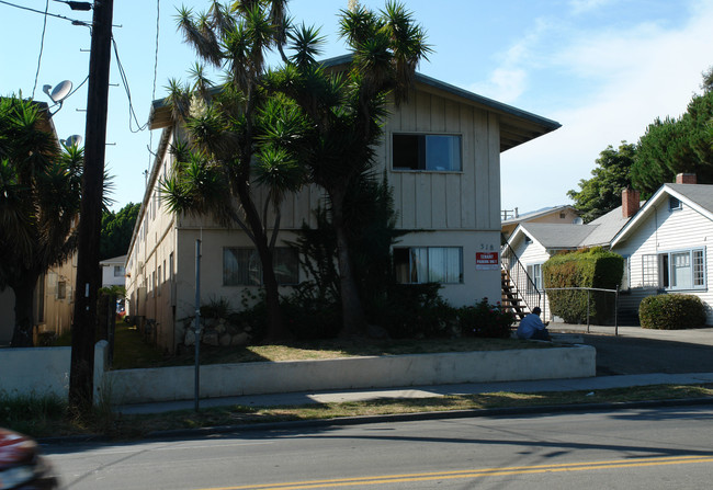 318 W Mission St in Santa Barbara, CA - Foto de edificio - Building Photo