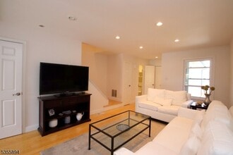 829 Poplar Ct in Flemington, NJ - Building Photo - Building Photo