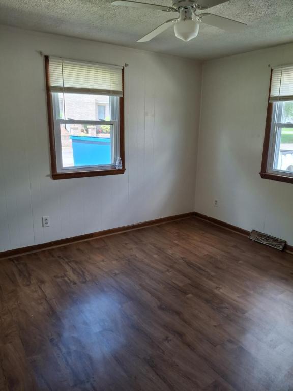 510 Ellen Dr in Carmi, IL - Foto de edificio - Building Photo