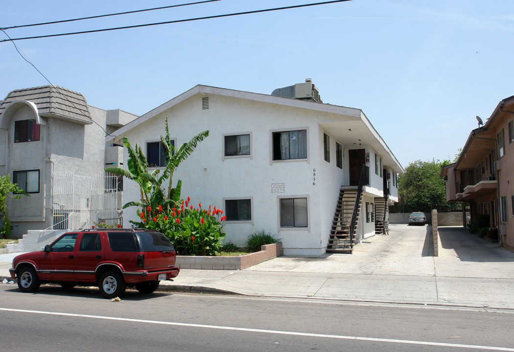 6856 Woodley Ave in Van Nuys, CA - Building Photo