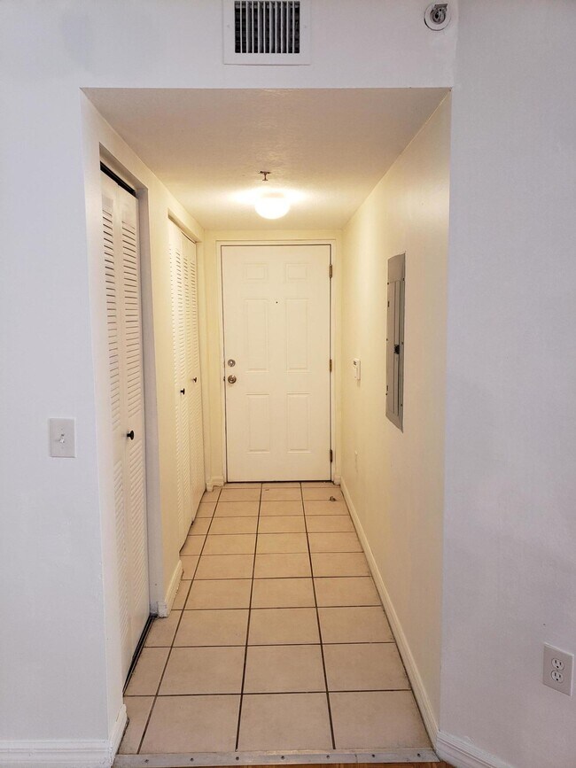 4240 San Marino Blvd-Unit -201 in West Palm Beach, FL - Building Photo - Building Photo
