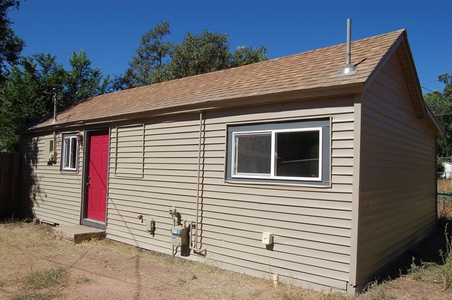 3180 W Pikes Peak Ave in Colorado Springs, CO - Foto de edificio - Building Photo