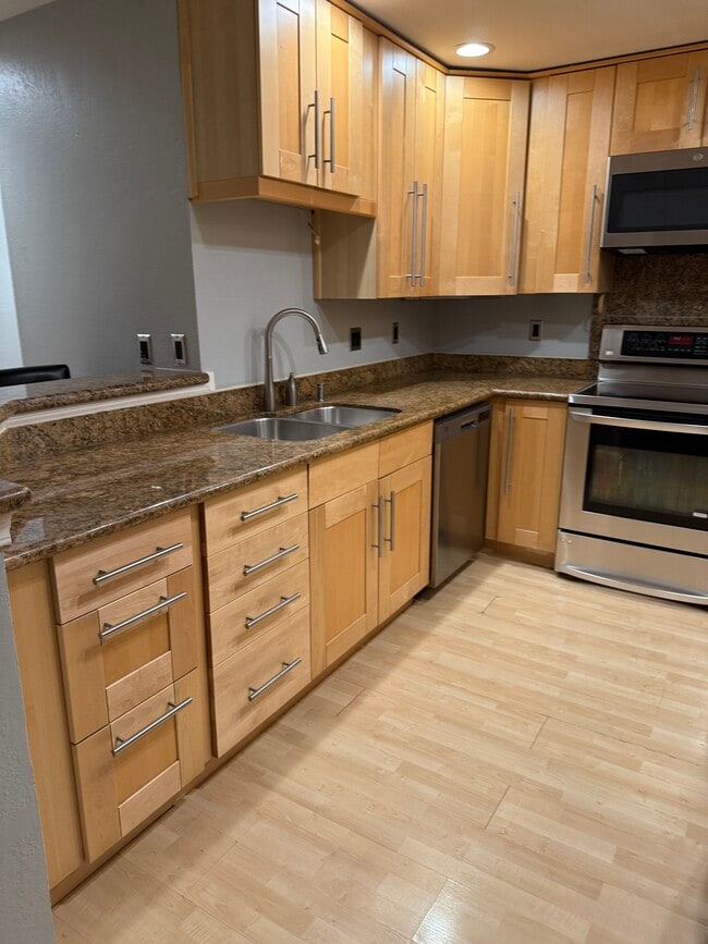 1344 Bellevue Way NE, Unit 1 in Bellevue, WA - Building Photo - Building Photo