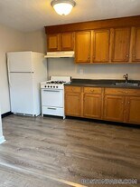 107 Shawomet Ave in Somerset, MA - Building Photo