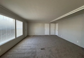 105 Nicole Ct in Howell, MI - Foto de edificio - Building Photo