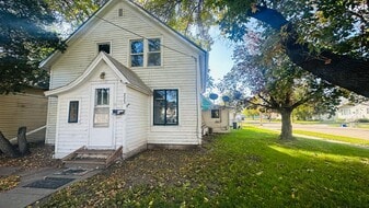 223 10th Ave SW in Aberdeen, SD - Building Photo