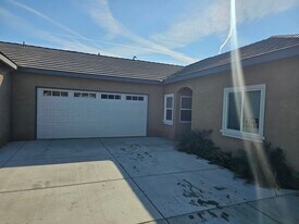 8607 Grandy St, Unit B in Bakersfield, CA - Building Photo