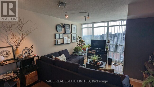 30-2530 Harrison Garden Blvd in Toronto, ON - Building Photo - Building Photo