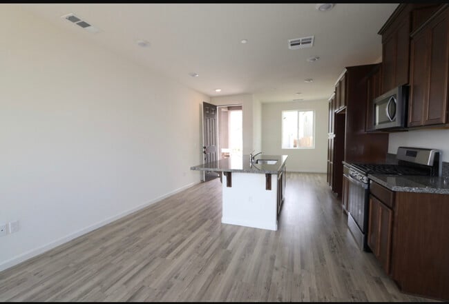 2224 S Crumal St in Visalia, CA - Building Photo - Building Photo