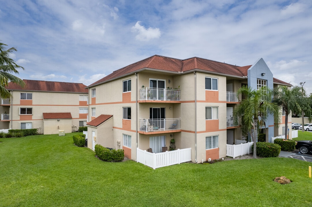 Villa Rustica in Hialeah, FL - Foto de edificio