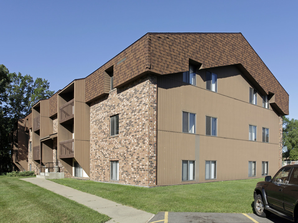 Oak Gardens in St. Cloud, MN - Building Photo