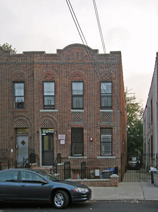 2245 Strauss St in Brooklyn, NY - Foto de edificio