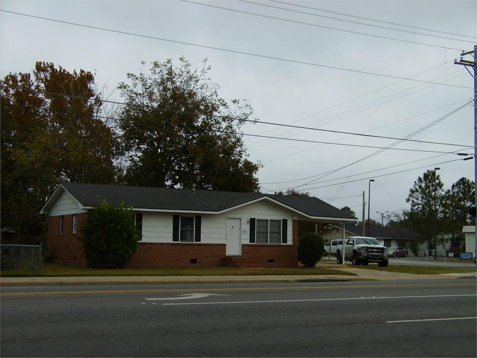 1001 Baker Hwy W in Douglas, GA - Building Photo