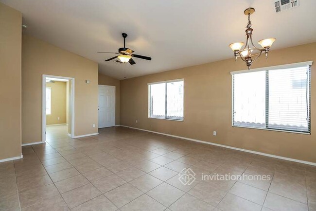 13742 W Peck Dr in Litchfield Park, AZ - Foto de edificio - Building Photo