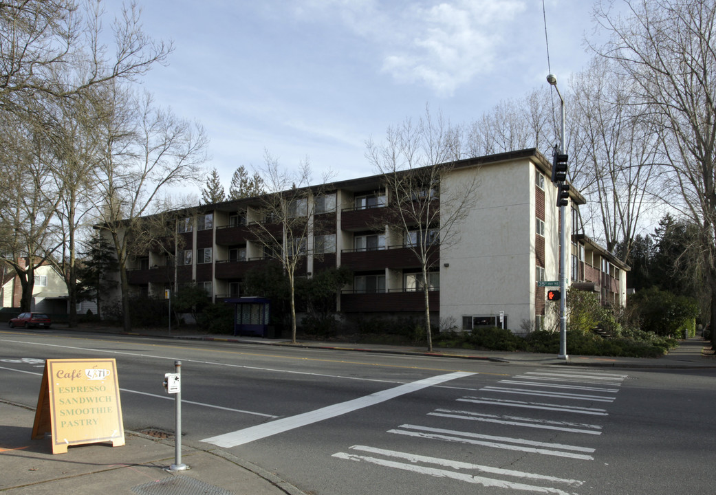 Cottonwood Apartments in Seattle, WA - Building Photo