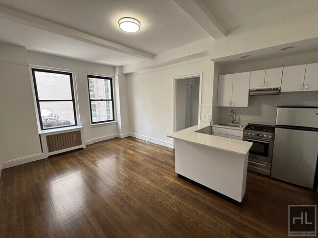 EAST 46 STREET in New York, NY - Building Photo - Building Photo