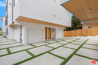 726 Robinson St in Los Angeles, CA - Foto de edificio - Building Photo