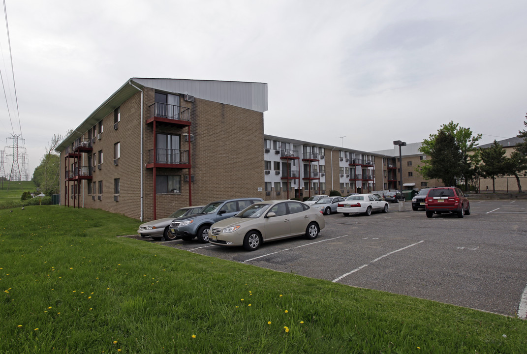 Twin River Gardens Apartments in Nutley, NJ - Building Photo