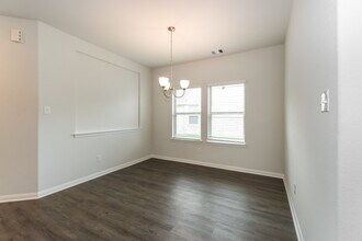 321 Lk Wy Cir in Anahuac, TX - Building Photo - Building Photo