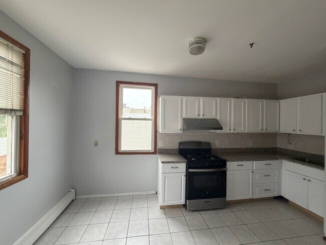 22-24-24 Paterson St in Jersey City, NJ - Building Photo - Building Photo