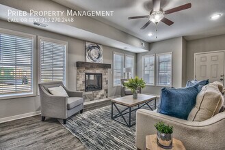 22088 W 123rd St-Unit -101 in Olathe, KS - Foto de edificio - Building Photo