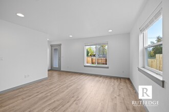 361 Beechwood Way in Medford, OR - Building Photo - Building Photo