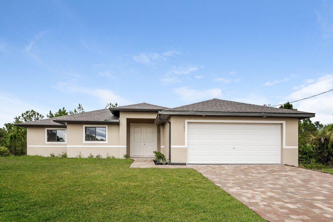 1035 Bassinger Ave S in Lehigh Acres, FL - Foto de edificio