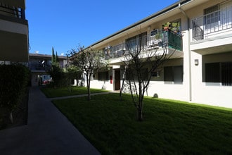 Redstone Apartments in North Hollywood, CA - Building Photo - Building Photo