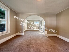 902 E 1st St in Auburn, IN - Foto de edificio - Building Photo