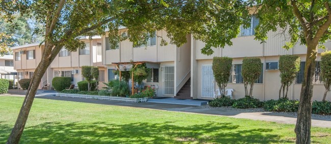 Spartan Oaks Apartments in Sacramento, CA - Foto de edificio - Building Photo