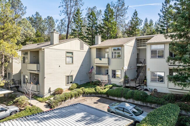 The Ridge Apartments in Auburn, CA - Foto de edificio - Building Photo