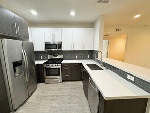 11929 Courtleigh Dr, Unit 205 in Los Angeles, CA - Building Photo - Building Photo