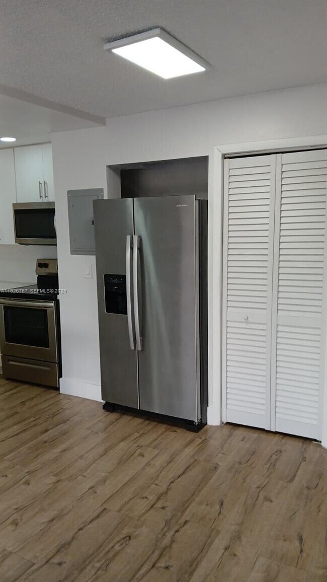 8820 Fontainebleau Blvd in Miami, FL - Building Photo - Building Photo