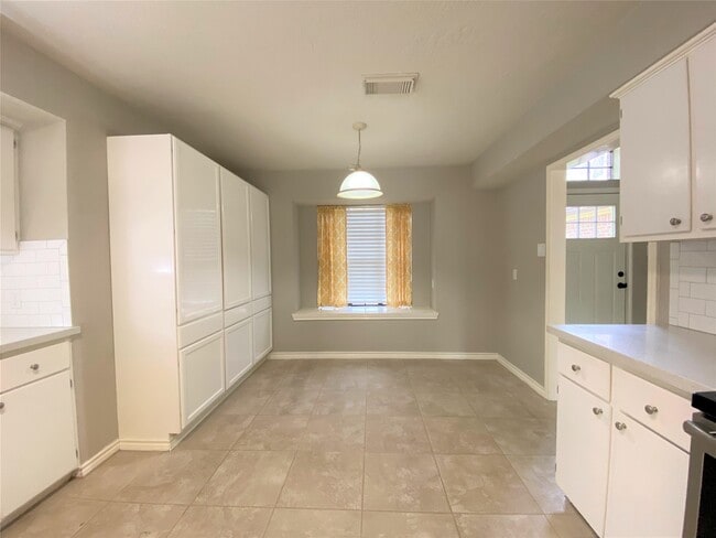 12303 Longfellow Dr in Montgomery, TX - Foto de edificio - Building Photo