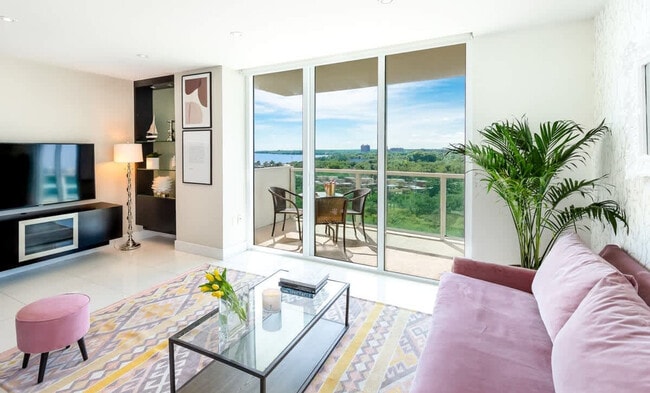 2889 McFarlane Rd in Miami, FL - Foto de edificio - Building Photo