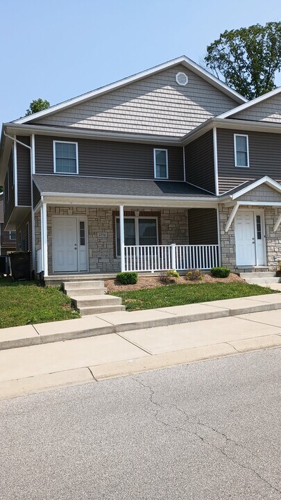 1756 W Countryside Ln in Bloomington, IN - Foto de edificio