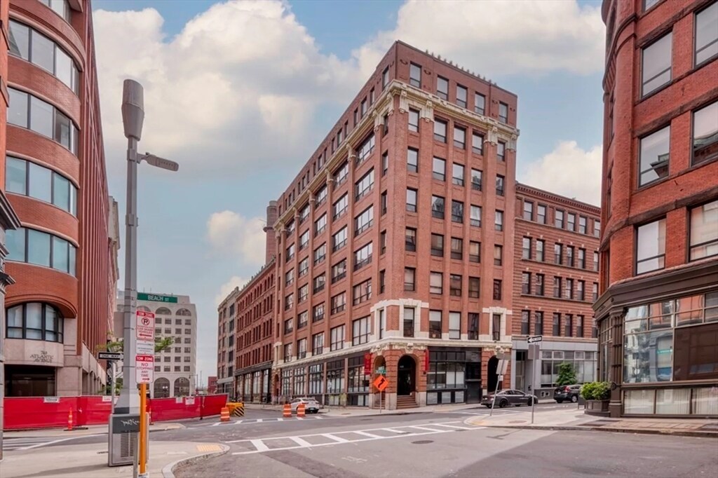 121 Beach St in Boston, MA - Building Photo