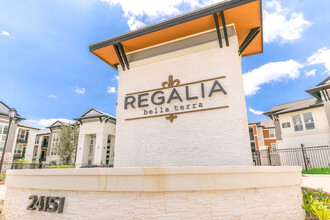 Regalia Bella Terra in Katy, TX - Foto de edificio - Building Photo