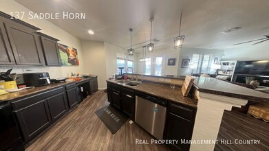 137 Saddle Horn in Boerne, TX - Foto de edificio - Building Photo