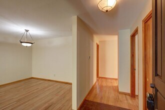 4256 90th Ave SE in Mercer Island, WA - Building Photo - Building Photo