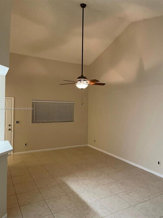 3453 NW 44th St in Lauderdale Lakes, FL - Building Photo