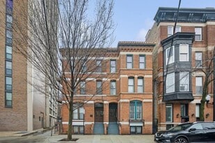 213 W Wisconsin St in Chicago, IL - Building Photo
